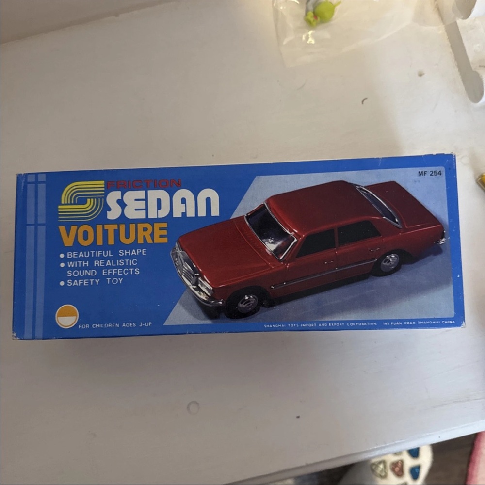 Red Friction Sedan Toy Car voiture in box